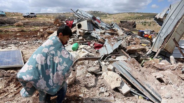 İsrail Filistinlilere ait 5 barakayı yıktı