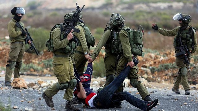 İsrail güçleri 14 Filistinliyi gözaltına aldı
