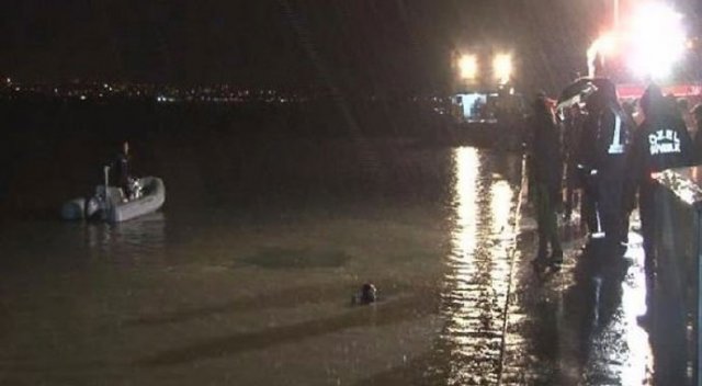 İstanbul Tuzla&#039;da bir araç denize düştü