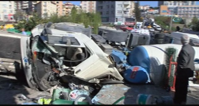 İstanbul&#039;da zincirleme kaza, 2 ölü var