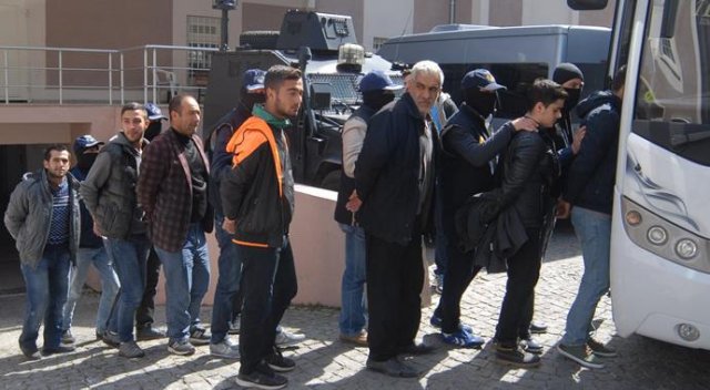 İzmir&#039;deki terör operasyonunda gözaltına alınan 22 kişi adliyede