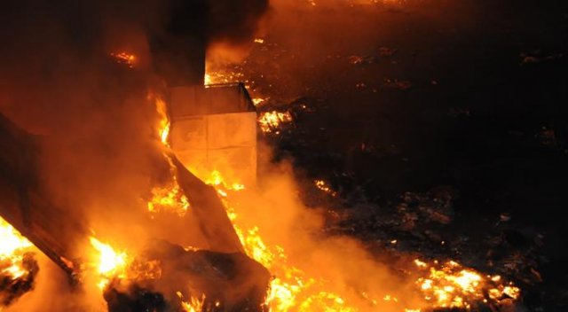 Kocaeli&#039;de kağıt geri dönüşüm tesisi cayır cayır yandı