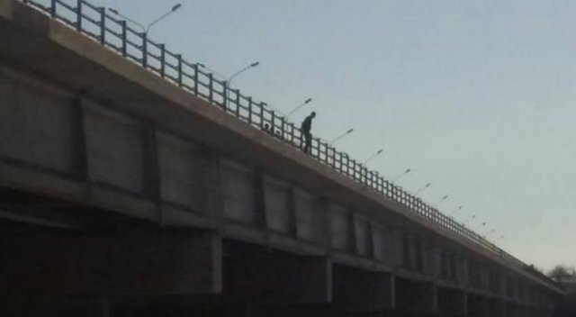 Köprüde intihara kalkışan adam son anda kurtarıldı