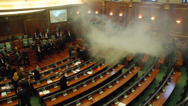 Kosova meclisinde yine gaz bombası atıldı