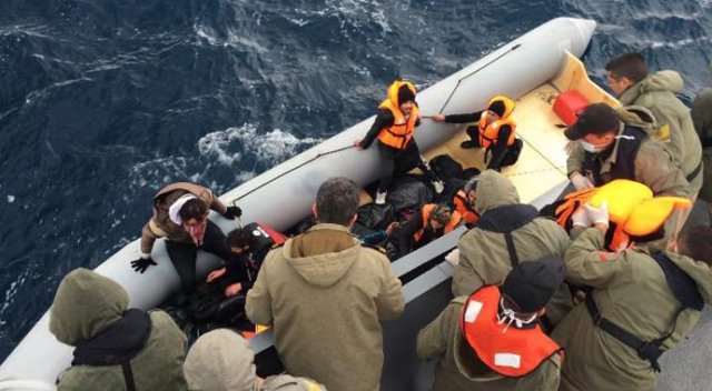 Lastik botta bulunan 56 göçmen kurtarıldı