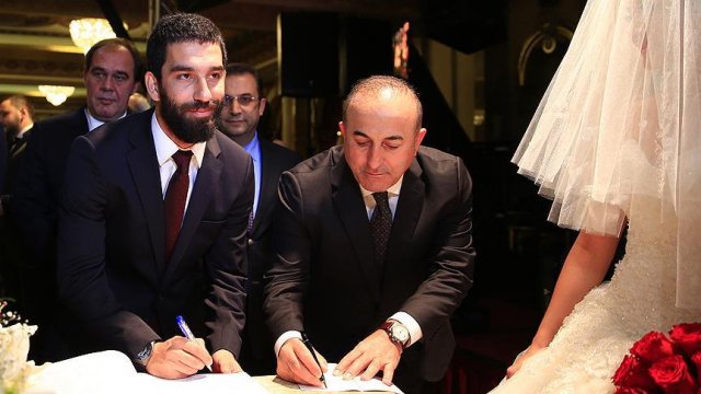 Mevlüt Çavuşoğlu ve Arda Turan nikah şahitliği yaptı