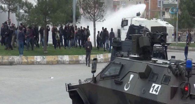 HDP&#039;liler Mardin&#039;de ortalığı ateşe verdi