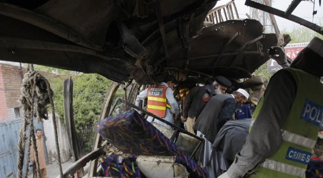 Pakistan&#039;da bombalı saldırı: 15 ölü, 25 yaralı