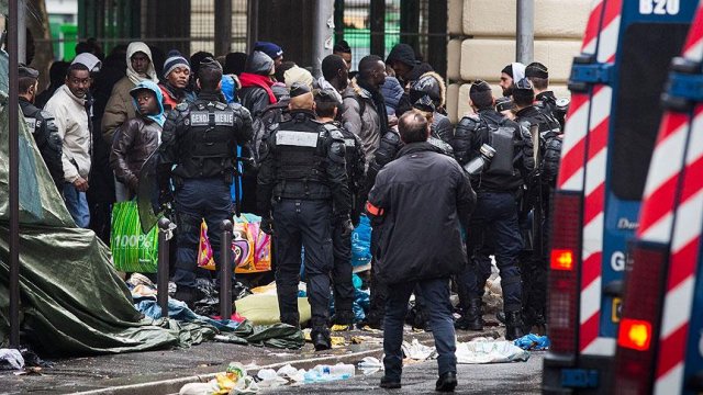 Paris&#039;te köprü altındaki sığınmacılar tahliye edildi