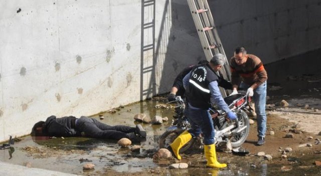 Su kanalına düşen motosiklet sürücüsü öldü