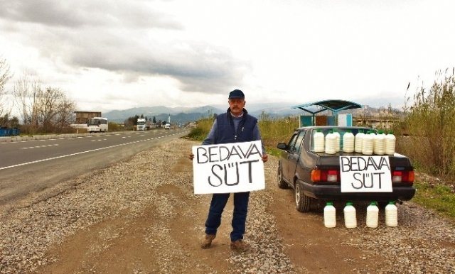 Sütünü satamayan çiftçi 300 litresini bedava dağıttı