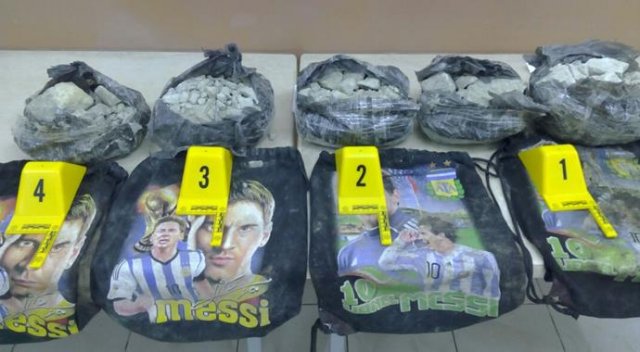 Teröristler Messi resimli torbalarda patlayıcı sakladı