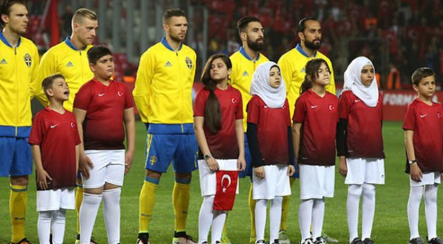 Türkiye - İsveç Maçında takımları sahaya Suriyeli mültecilerin çocukları çıkardı