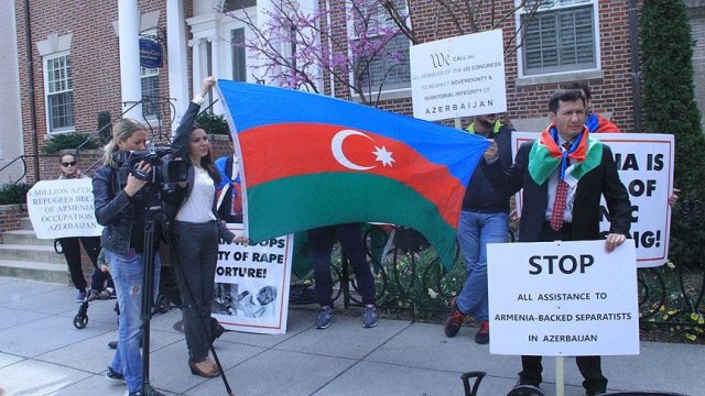 Azerbaycanlılar Washington&#039;da Ermenistan&#039;ı protesto etti