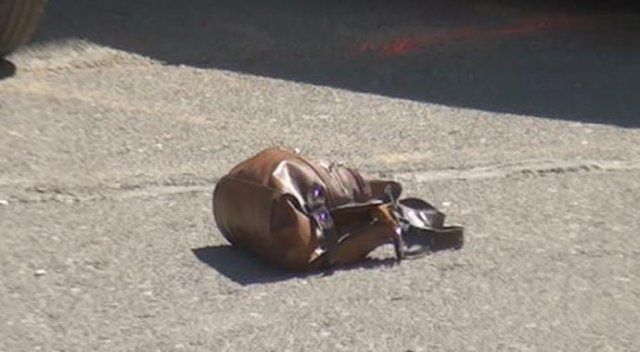 Bebek arabasından düşen çanta bomba paniğine sebep oldu