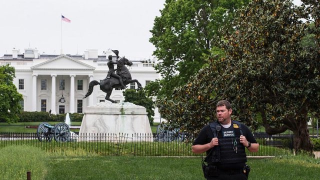 Beyaz Saray&#039;ın bahçesine eşyalarını fırlatan kişi yakalandı