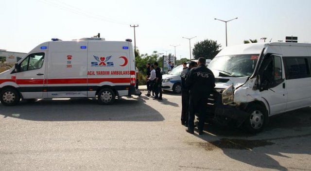 Çevik kuvvet minibüsü kamyonla çarpıştı: 7 polis yaralı