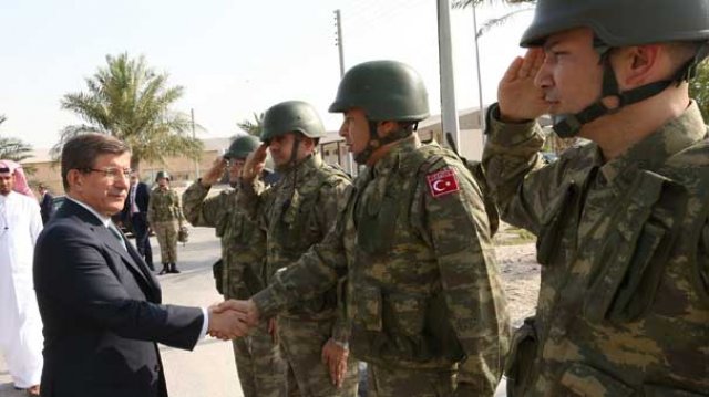 Davutoğlu Türk askeri üssünü ziyaret etti