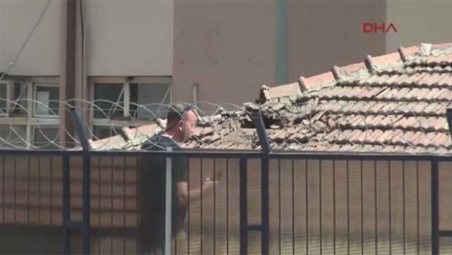 Diyarbakırda askeri binanın çatısında patlama