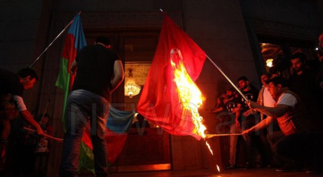 Erivan&#039;da Türk ve Azerbaycan bayrakları yakıldı