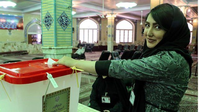 İran&#039;da meclis seçimlerinde reformistler oyların çoğunluğunu aldı