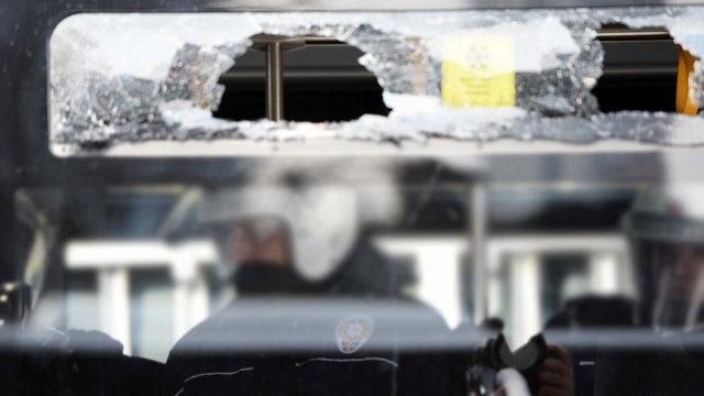 İstanbul&#039;da polisleri taşıyan otobüse taşlı saldırı