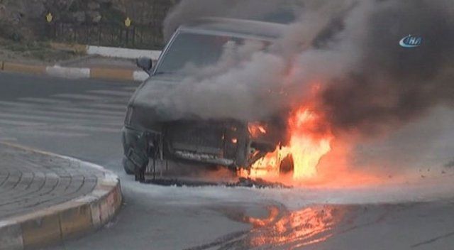 İstanbul Fatih&#039;te otomobil alev alev yandı