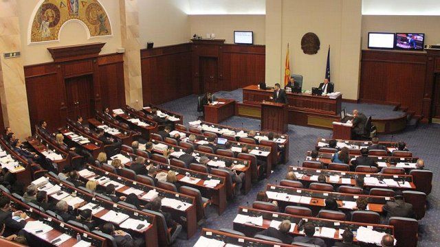 Makedonya&#039;da geçici hükümetten iki bakan istifa etti