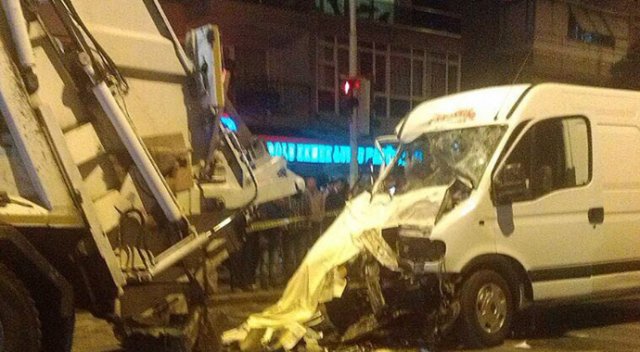 Minibüs çöp kamyonuna çarptı, 2 kişi hayatını kaybetti