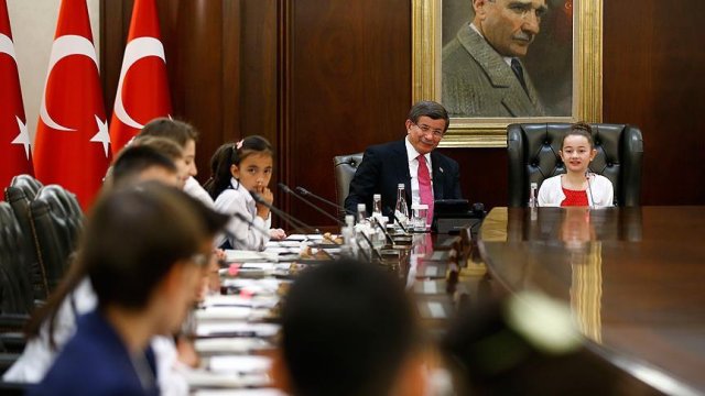 Başbakan Davutoğlu çocukları ağırladı