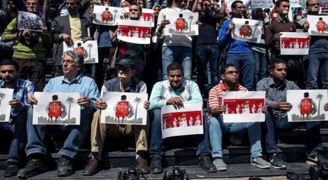 Mısır&#039;daki gazetecilerden &#039;sessiz yürüyüş&#039; protestosu