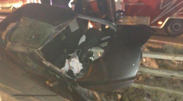Otomobil bariyerlere çarptı: 2 ölü, 3 yaralı