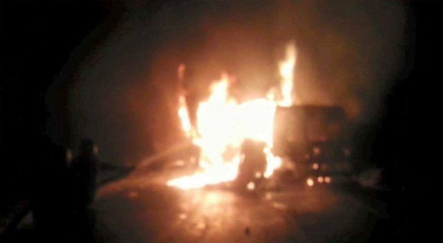 PKK&#039;lılar Şırnak-Mardin karayolunda 2 TIR&#039;ı yaktı
