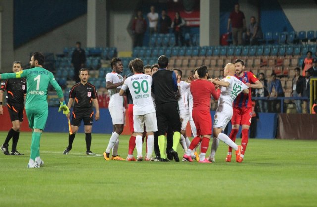 PTT 1. Lig’de olaylı maç: Futbolcular birbirine girdi