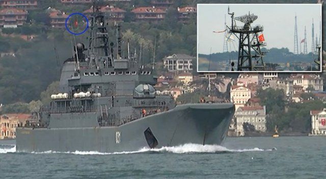 Rus savaş gemisi &#039;Türk bayrağı&#039; dalgalandırarak geçti