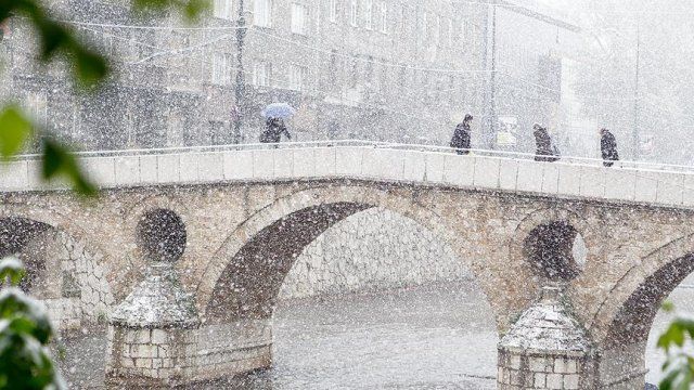 Saraybosna&#039;da Nisan ayında yağan kar görenleri şaşırttı