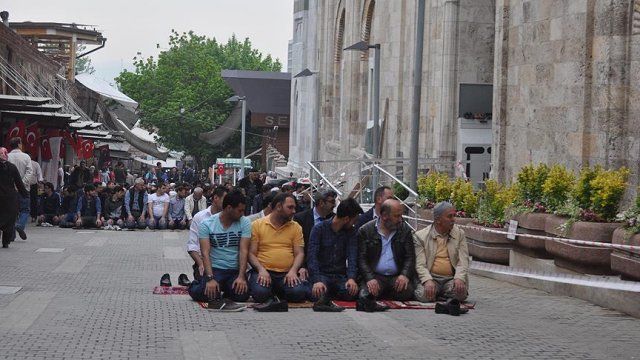 Ulu Cami cuma namazında vatandaşların akınına uğradı