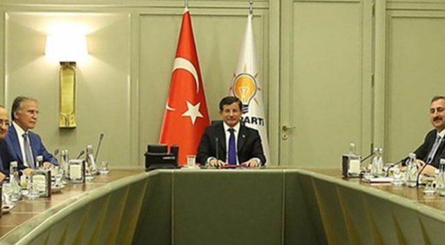 AK Parti MYK, Davutoğlu başkanlığında toplandı