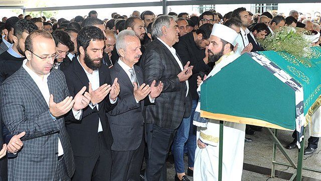 Arda Turan, Tahir Küçükel&#039;in cenazesine katıldı