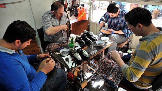 Baba ve 3 oğlu ayda 800 çift el yapımı ayakkabı üretiyor