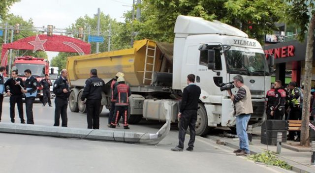 Bağdat Caddesi&#039;nde harfiyat kamyonu dehşeti