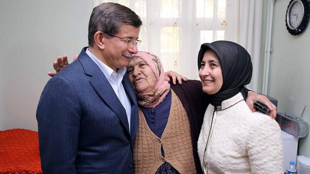 Başbakan Davutoğlu&#039;ndan huzurevine Anneler Günü ziyareti