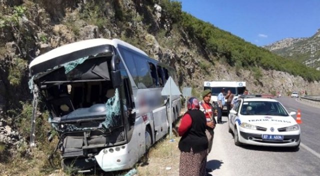 Burdur - Antalya yolunda otobüs kayalıklara çarptı: 2 ölü 5 yaralı