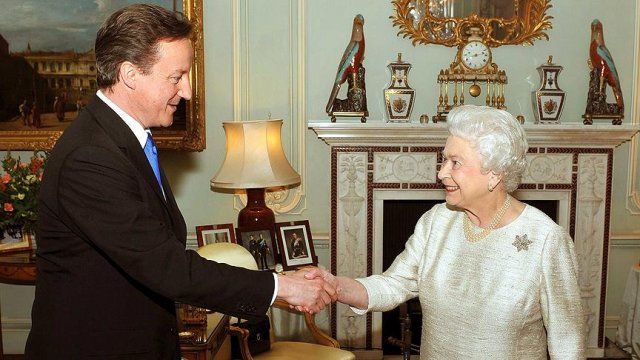 Cameron ile kraliçenin &#039;yolsuzluk&#039; sohbeti mikrofonlara takıldı