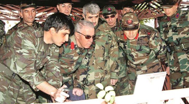 Cumhurbaşkanı Erdoğan&#039;ın damadı Selçuk Bayraktar askerin gözcüsü çıktı