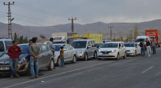 Doğubayazıt- Çaldıran yolunu kesen PKK&#039;lılar 12 aracı yaktı
