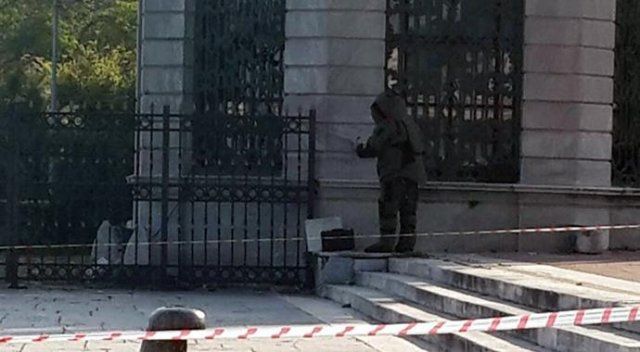Dolmabahçe’de unutulan klarnet polisi alarma geçirdi
