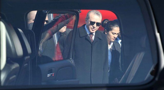 Erdoğan, kızının düğününde İzzetbegoviç&#039;le yan yana oturdu