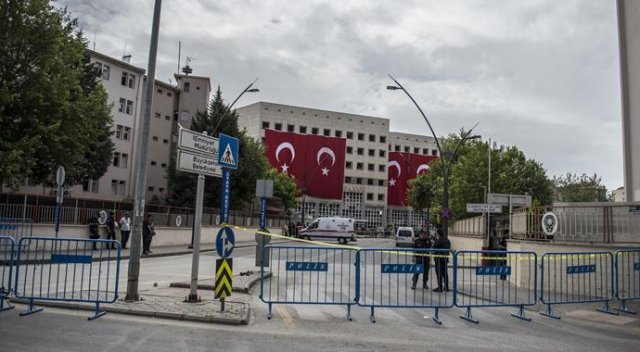 Gaziantep&#039;teki canlı bombanın babasını linç ediyorlardı!