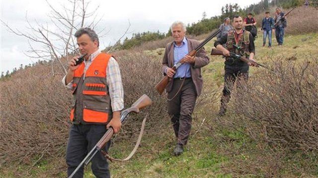 Giresunlular silahlarla PKK&#039;ya tepki yürüyüşü yaptı